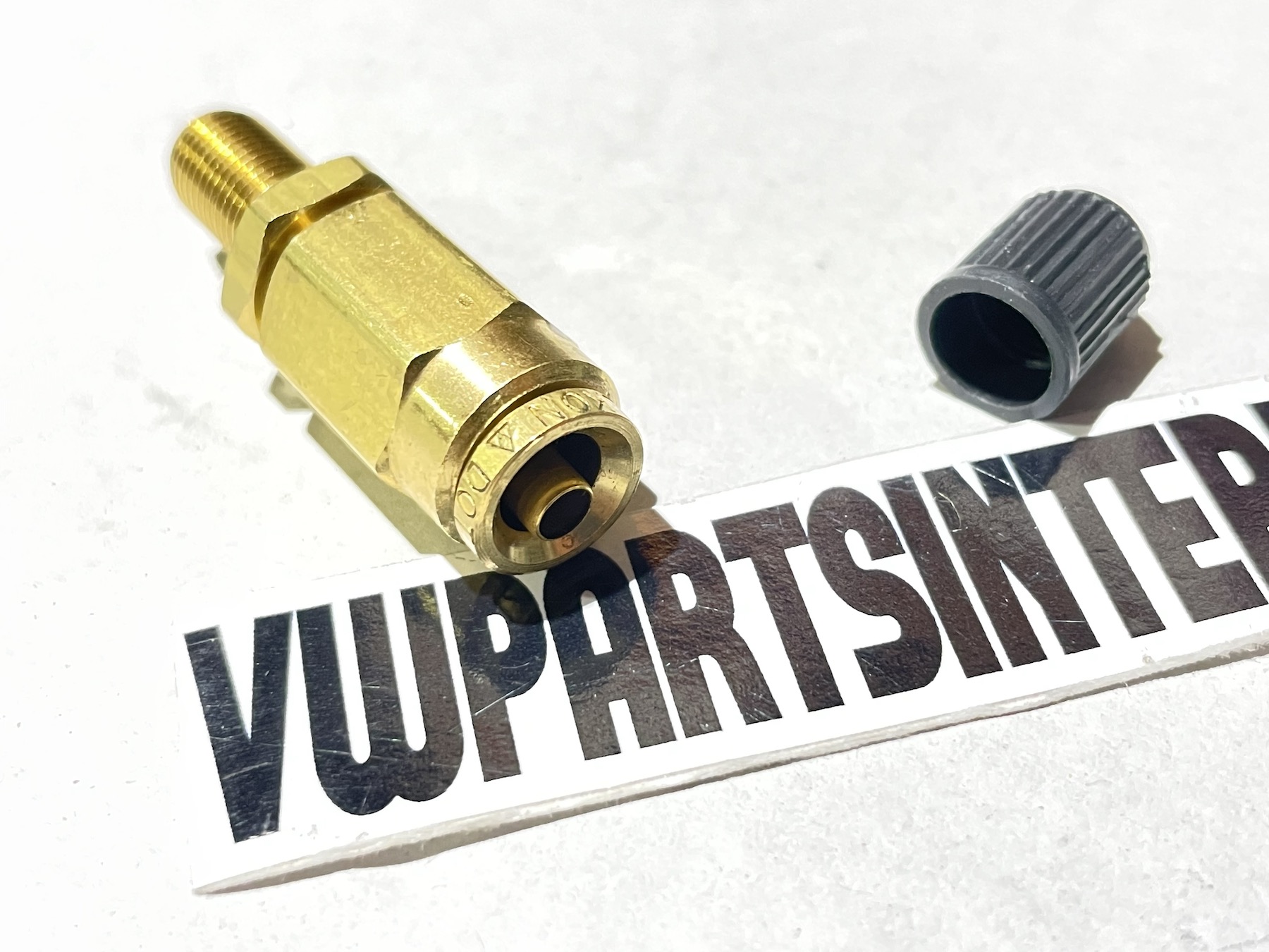 Air Lift Performance Push to Connect Inflation Valve PCT 1/4" Tube