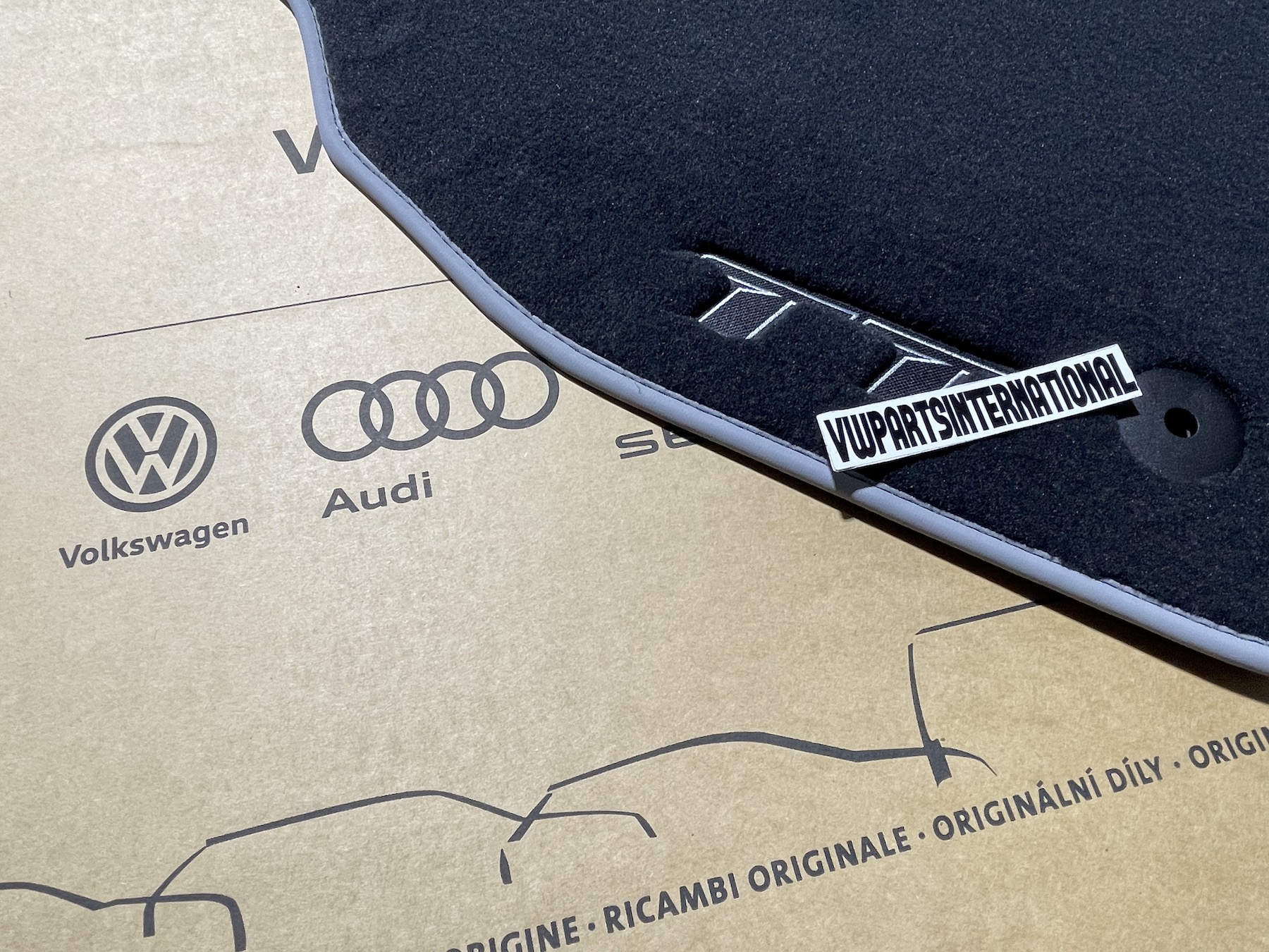 Audi TT MK3 Carpet Floor Mats Carpet Protection Feet Pads Original OEM