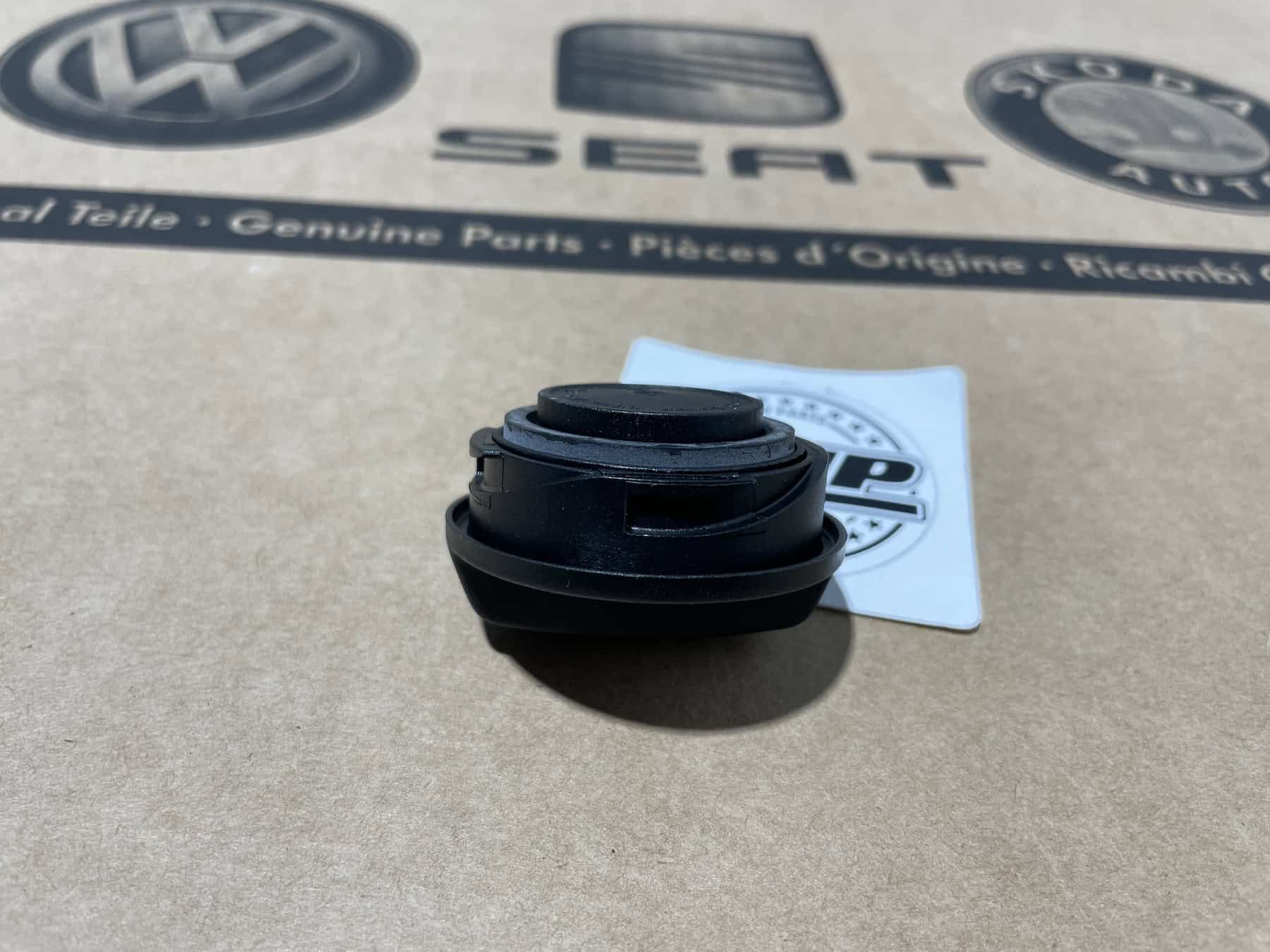 VW Golf MK7 R GTI TDI Engine Oil Filler Cap Black Oil Cover New Genuine