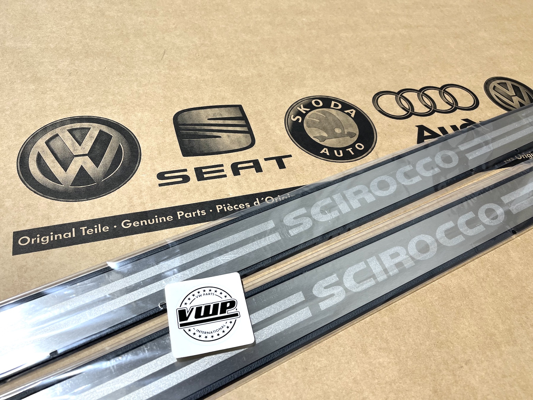 Protettore Paraurti Posteriore In Acciaio Inox Cromato Per VW Touran (2010-2014) - Cover Antigraffio Con Nastro 3M